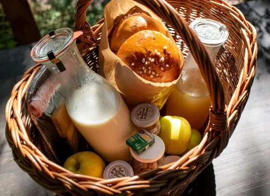  Réveillez-vous en douceur et recevez  un panier  petit-déjeuner pour 4 personnes devant votre porte